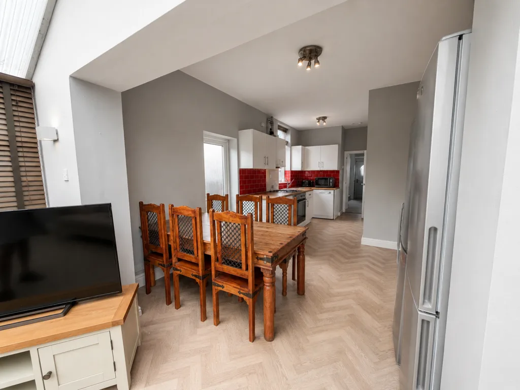 6 bedroom semi-detached house for rent