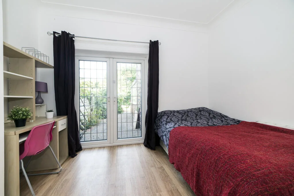6 bedroom semi-detached house for rent