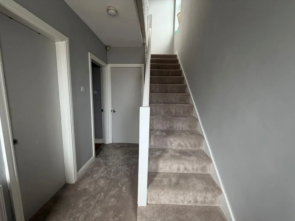 6 bedroom semi-detached house for rent