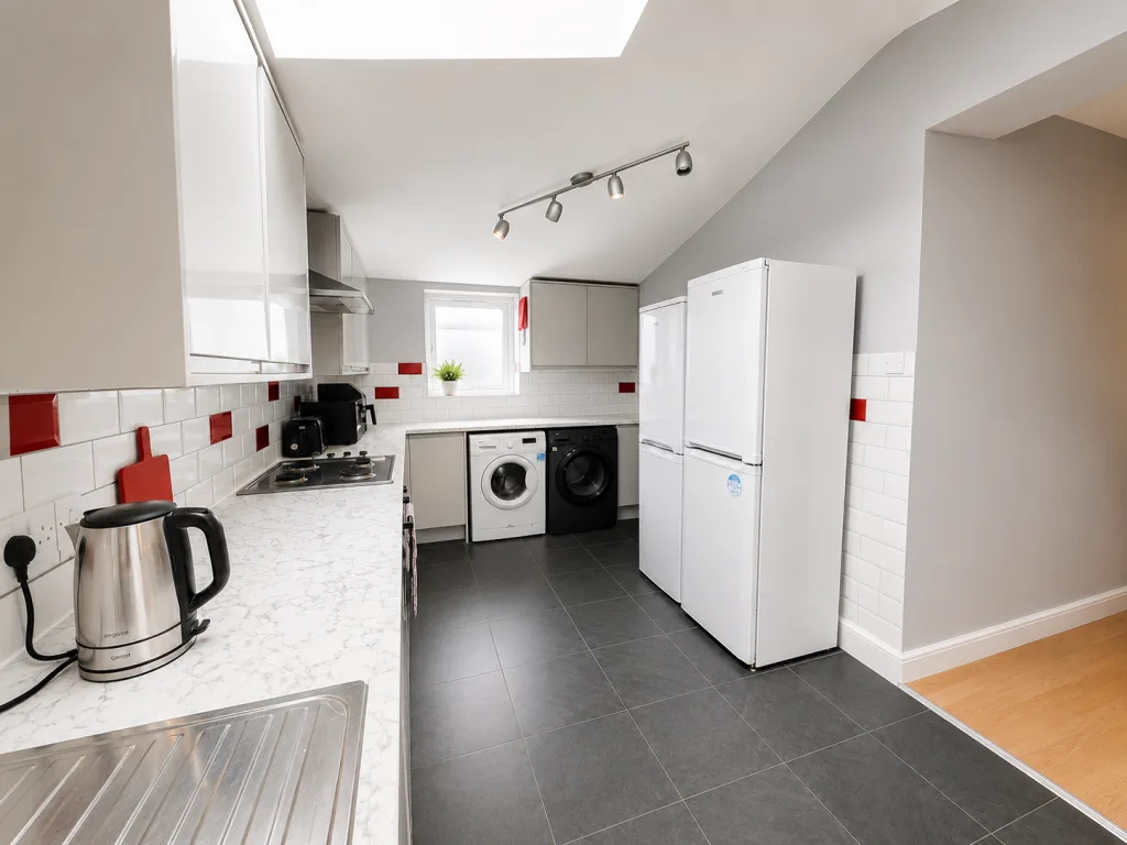 6 bedroom semi-detached house for rent