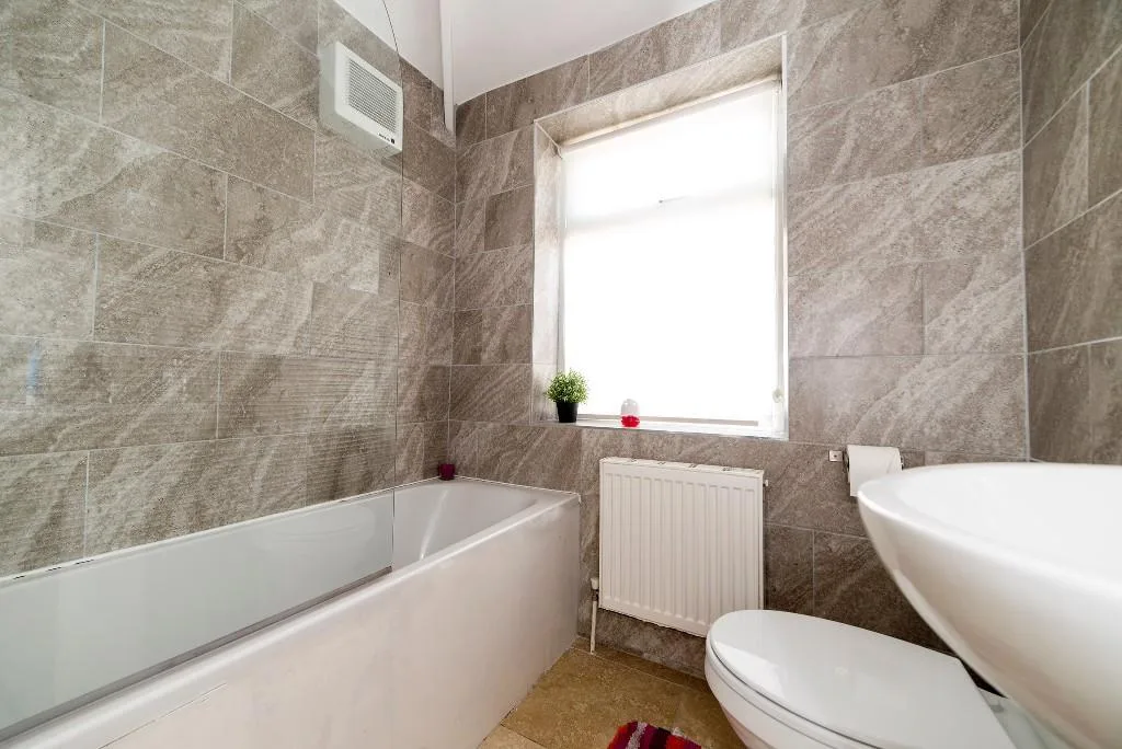 6 bedroom semi-detached house for rent