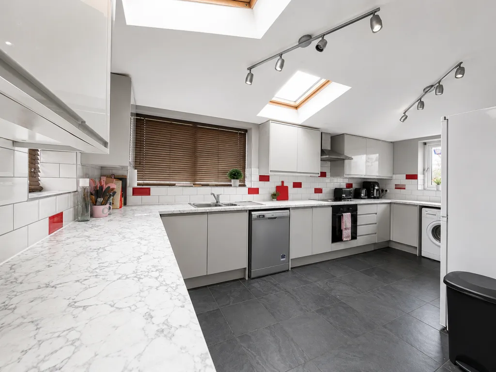 6 bedroom semi-detached house for rent
