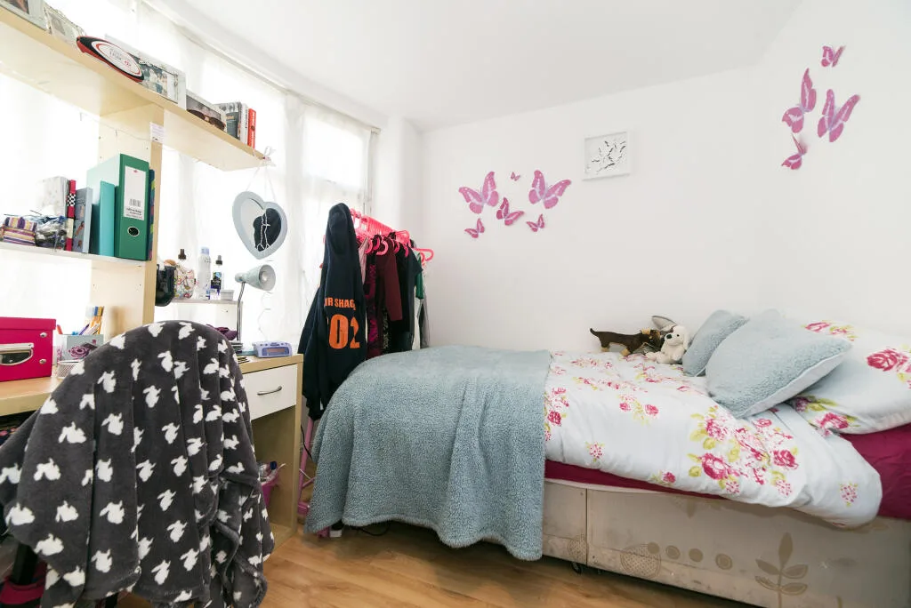 6 bedroom semi-detached house for rent