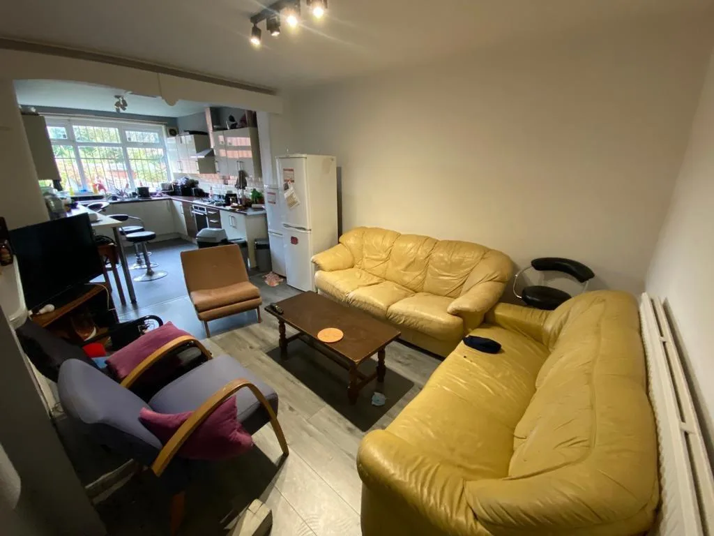 5 bedroom semi-detached house for rent
