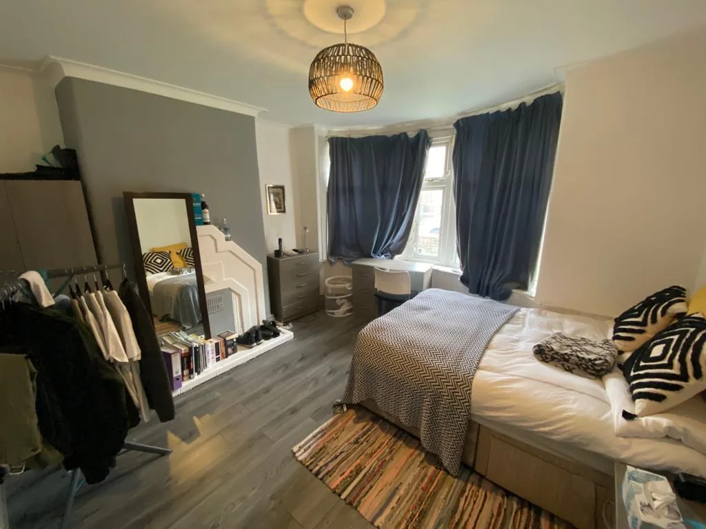 5 bedroom semi-detached house for rent