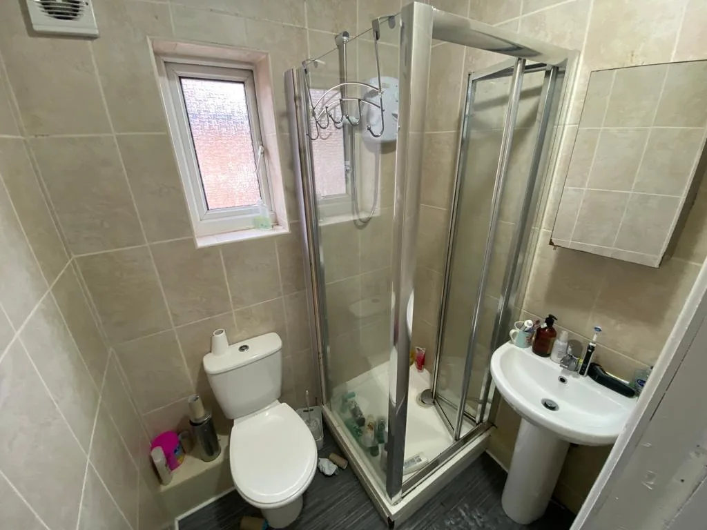 5 bedroom semi-detached house for rent