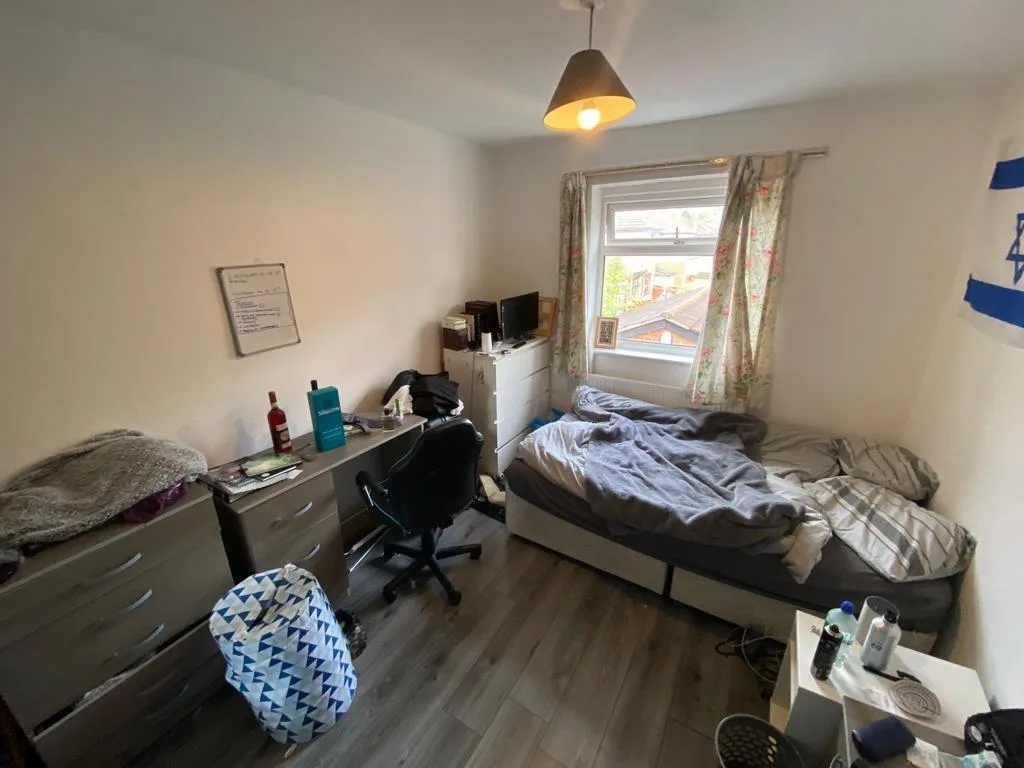 5 bedroom semi-detached house for rent