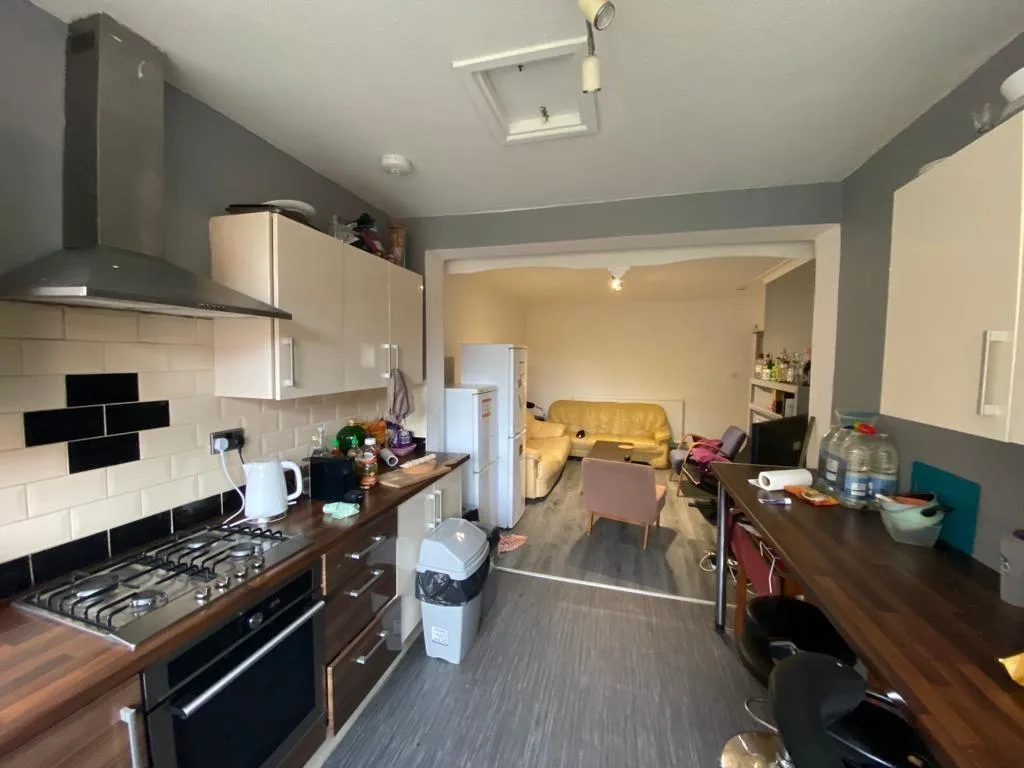 5 bedroom semi-detached house for rent
