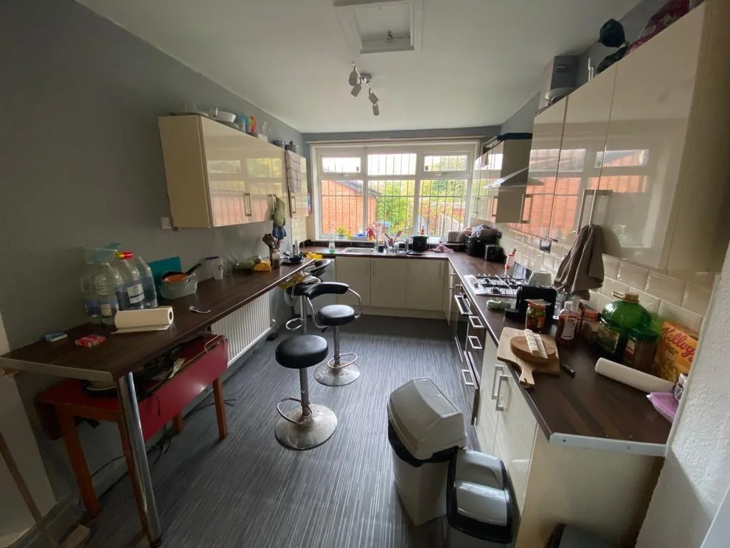 5 bedroom semi-detached house for rent