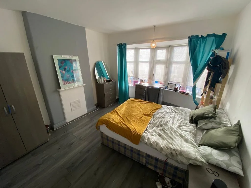 5 bedroom semi-detached house for rent