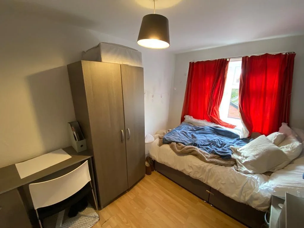 5 bedroom semi-detached house for rent