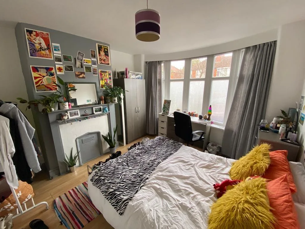 5 bedroom semi-detached house for rent
