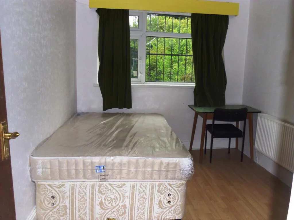 5 bedroom semi-detached house for rent