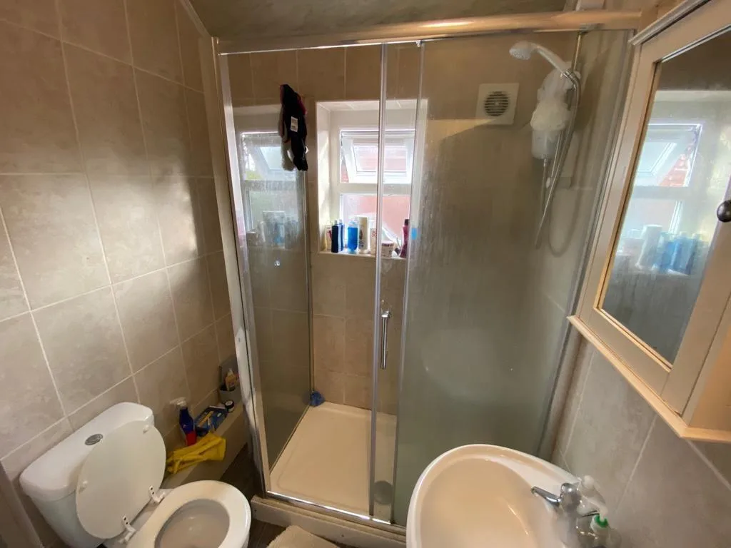 5 bedroom semi-detached house for rent