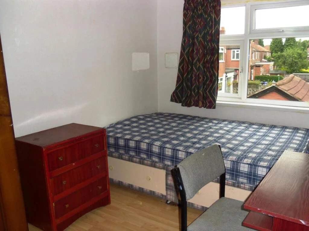 5 bedroom semi-detached house for rent