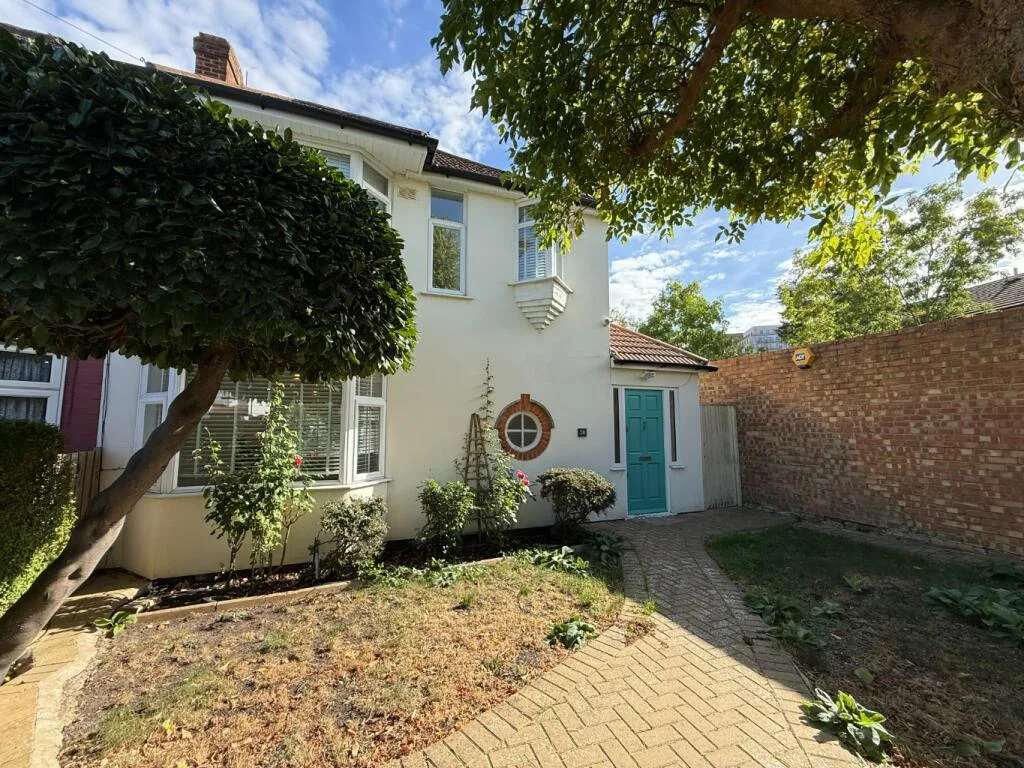 3 bedroom end of terrace house for rent