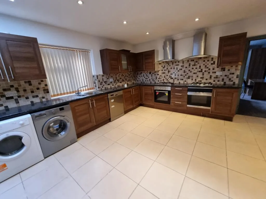 8 bedroom semi-detached house for rent