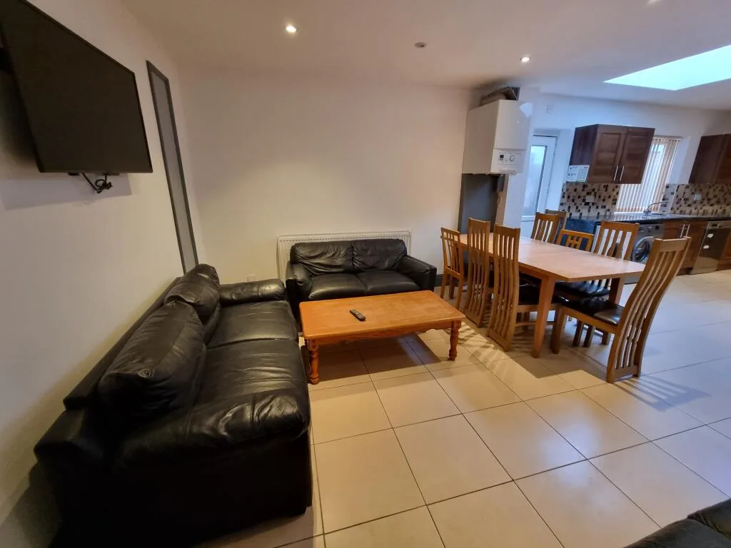 8 bedroom semi-detached house for rent