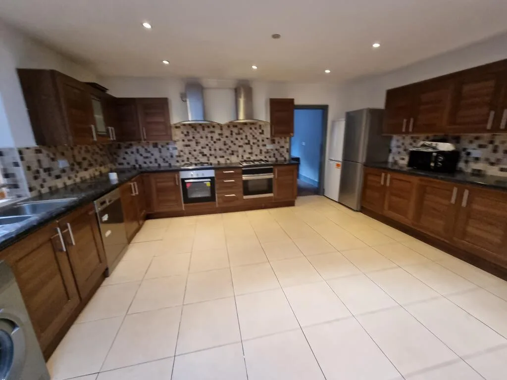 8 bedroom semi-detached house for rent