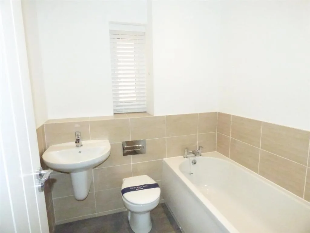 3 bedroom semi-detached house for rent