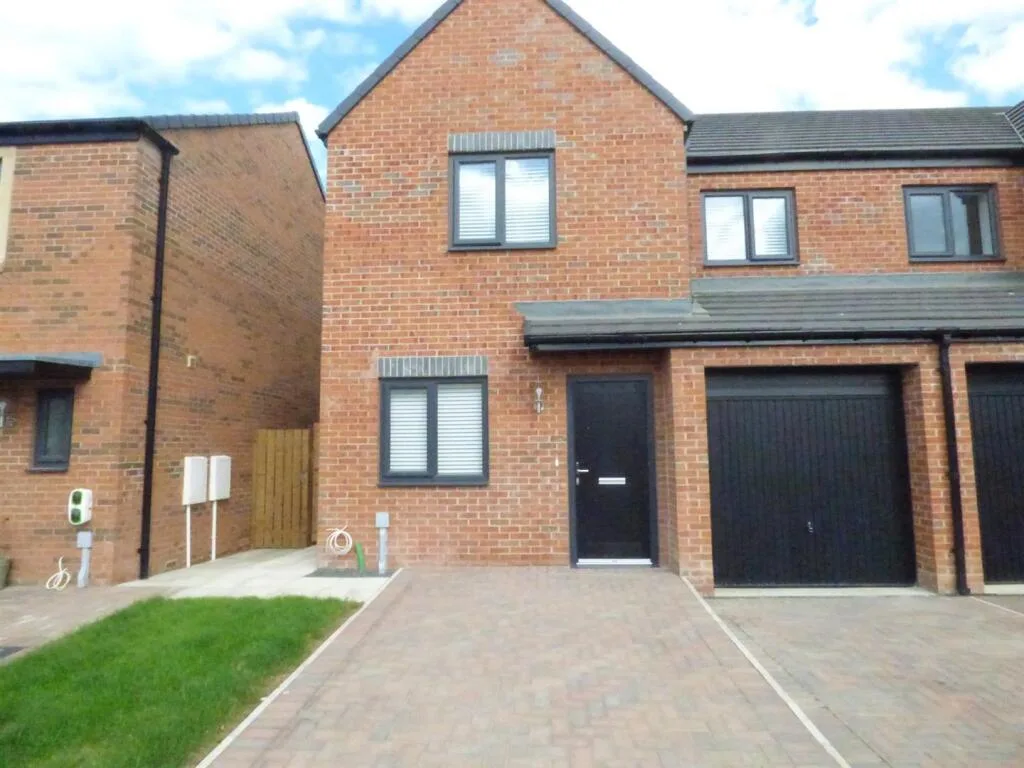 3 bedroom semi-detached house for rent