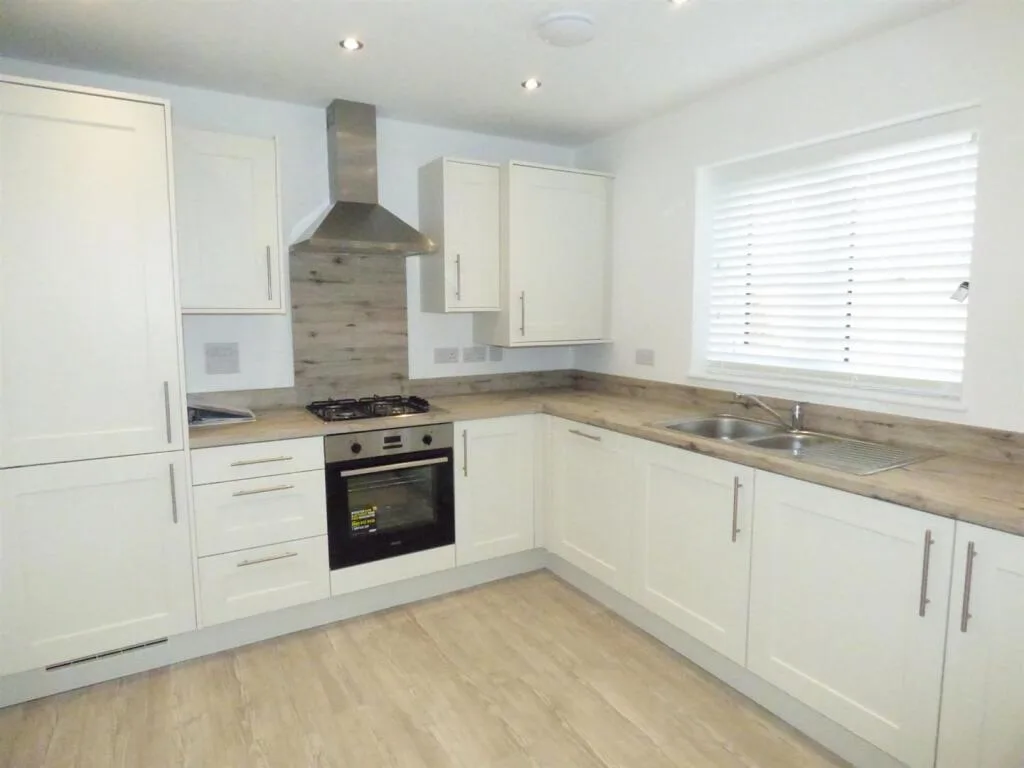 3 bedroom semi-detached house for rent