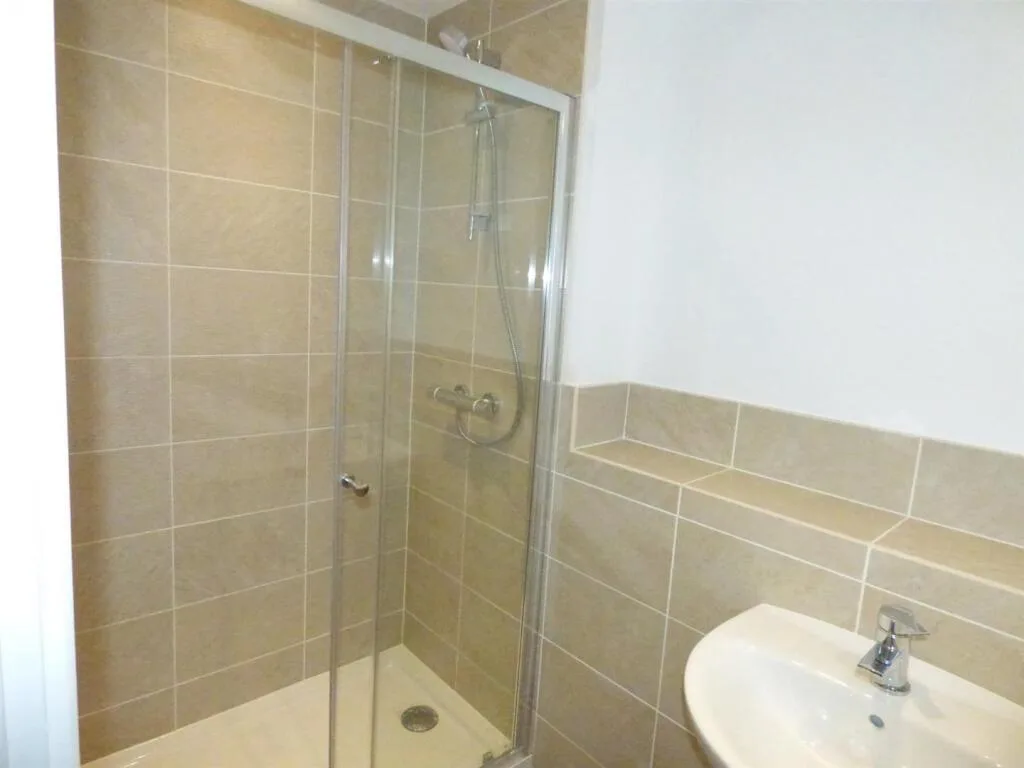 3 bedroom semi-detached house for rent