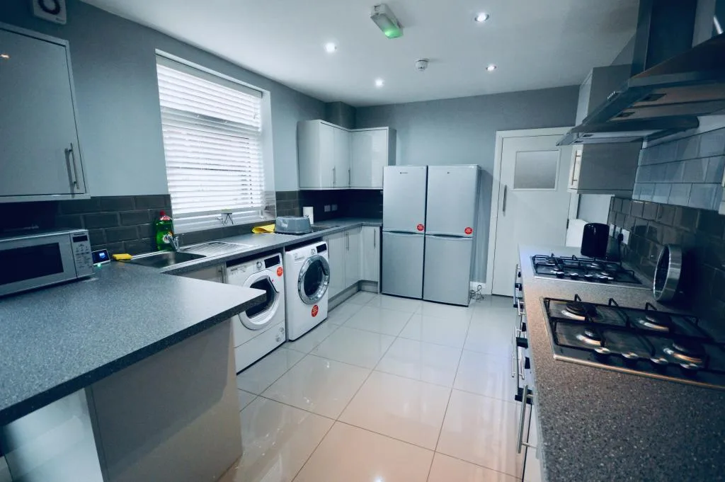 6 bedroom terraced house for rent