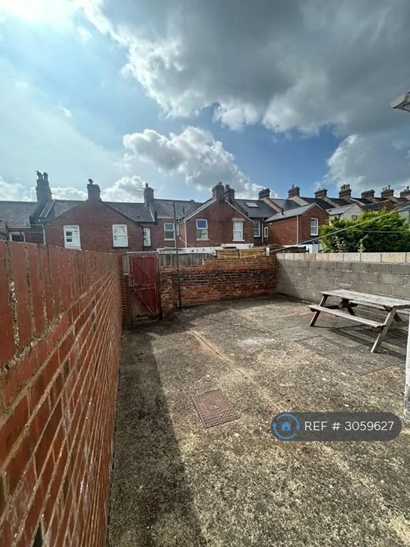 6 bedroom terraced house for rent