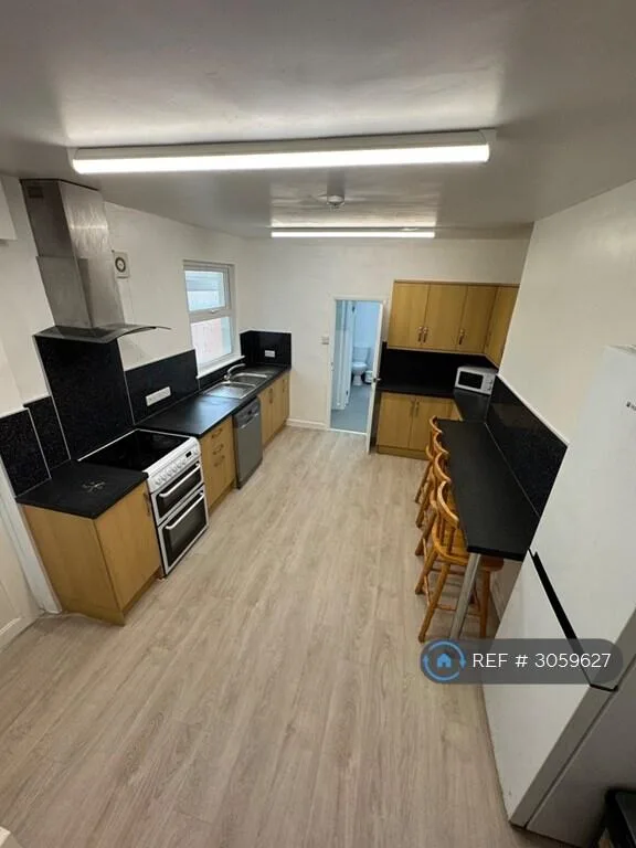 6 bedroom terraced house for rent