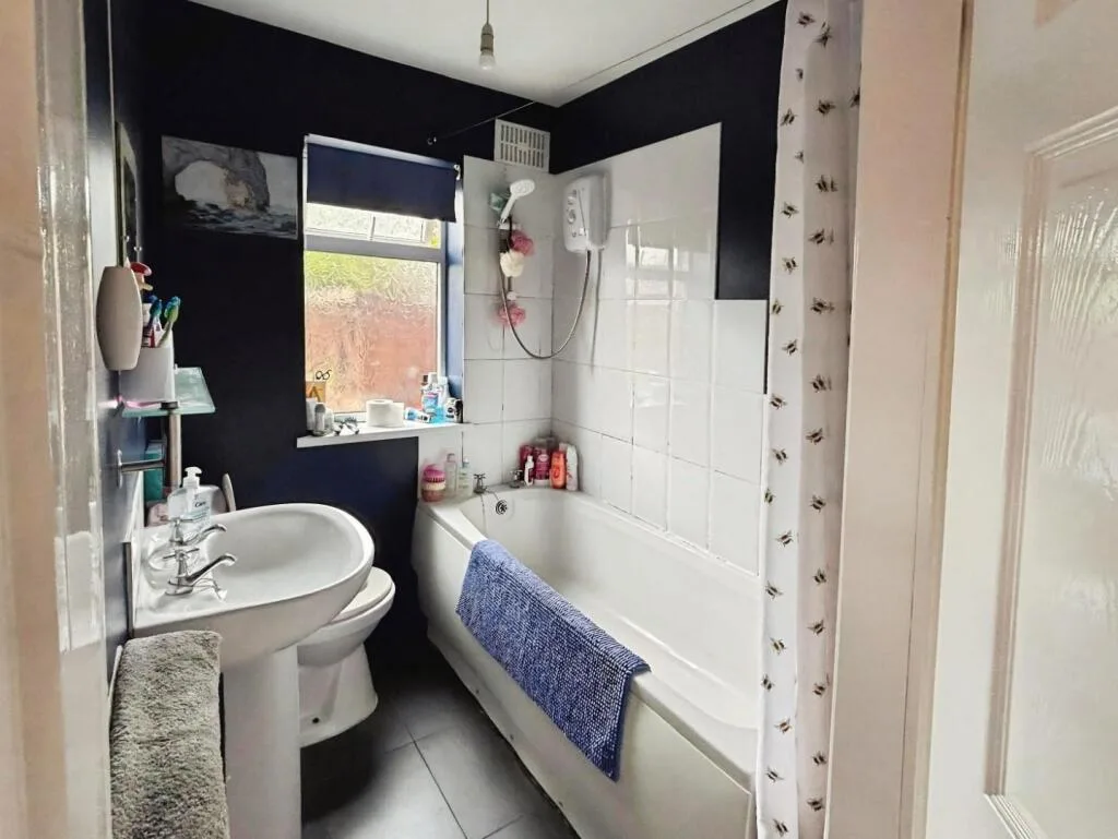 3 bedroom end of terrace house for rent