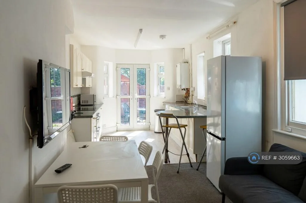 5 bedroom terraced house for rent