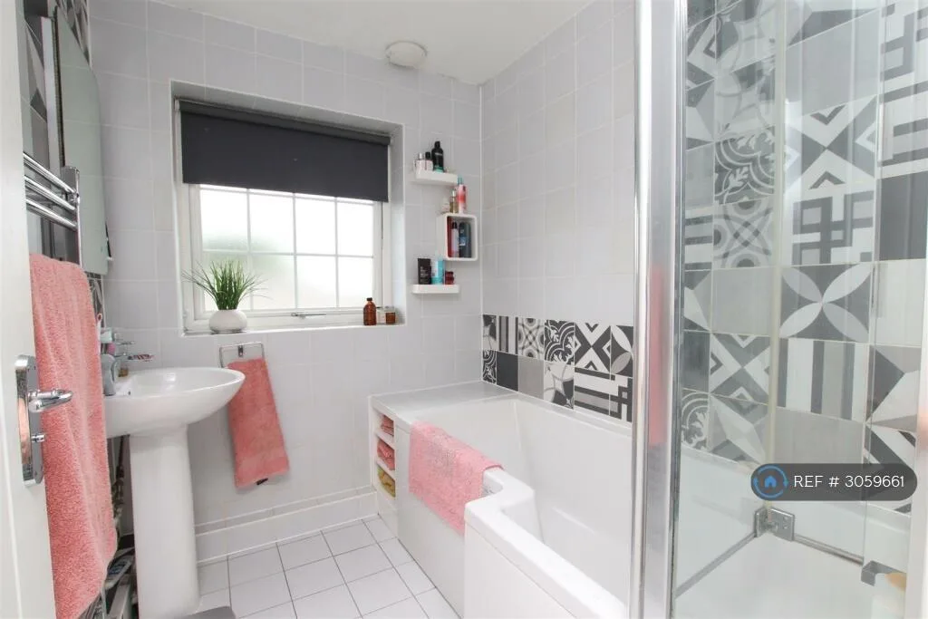 4 bedroom semi-detached house for rent