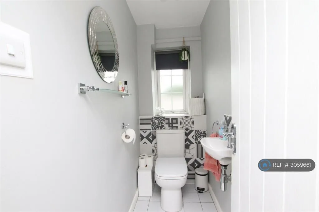 4 bedroom semi-detached house for rent