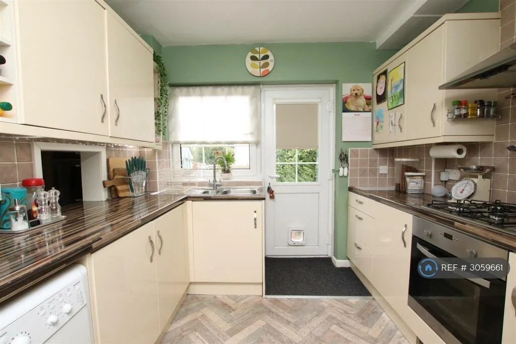 4 bedroom semi-detached house for rent
