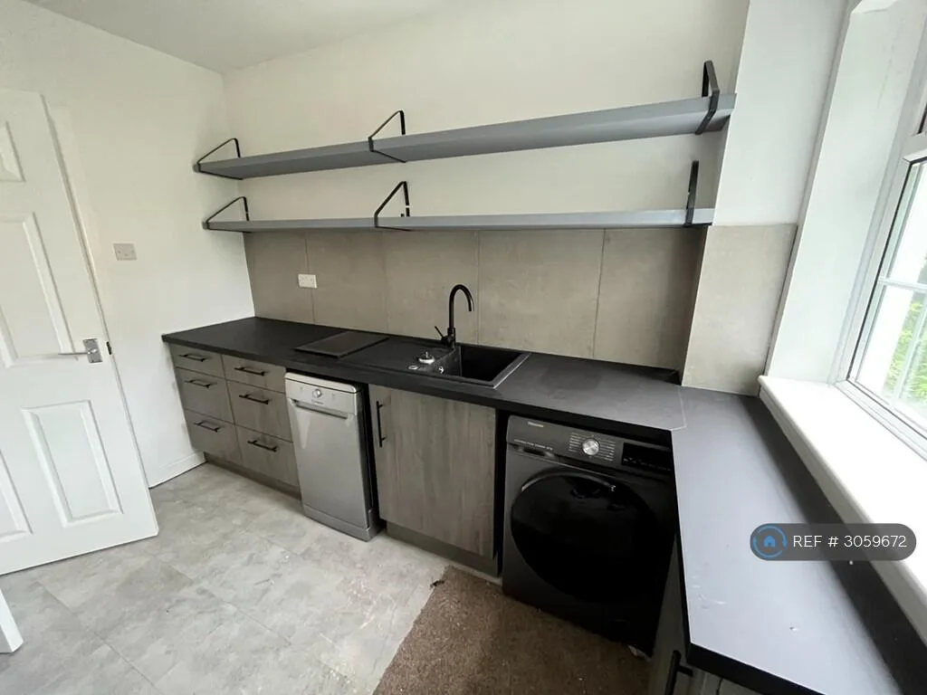 4 bedroom semi-detached house for rent
