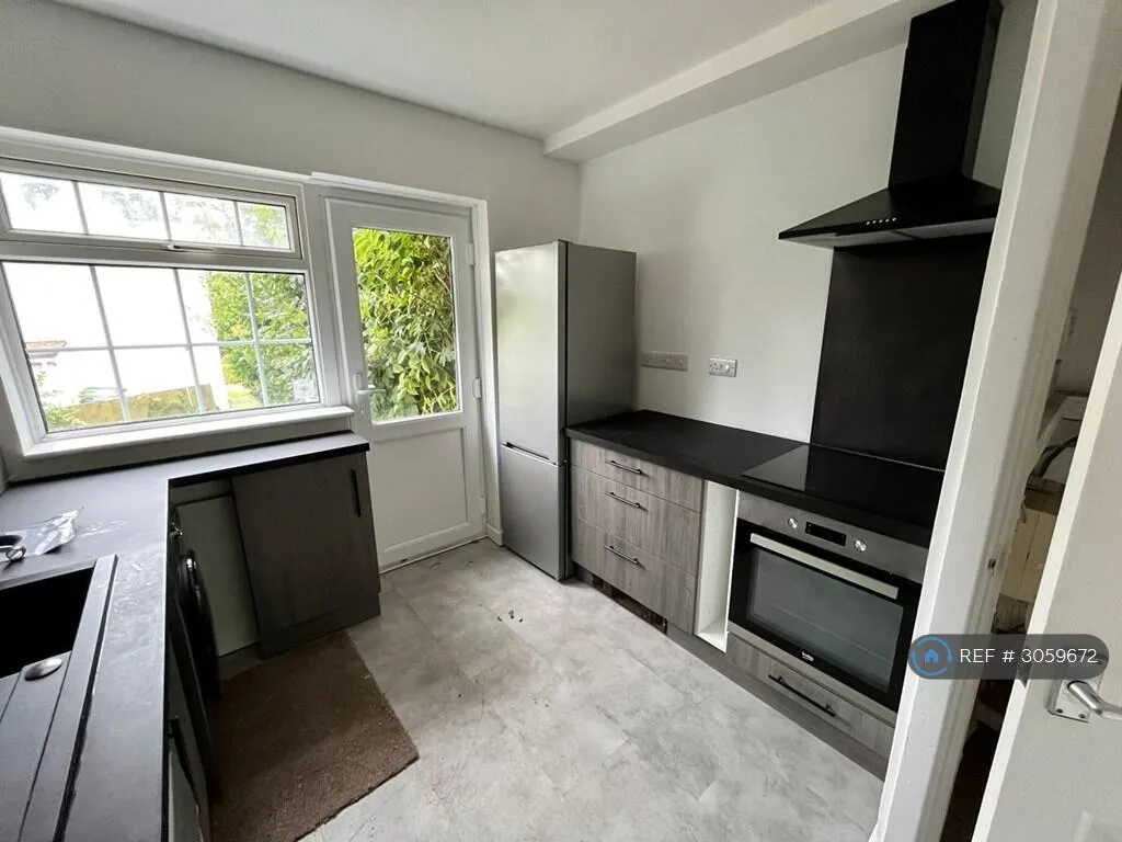 4 bedroom semi-detached house for rent