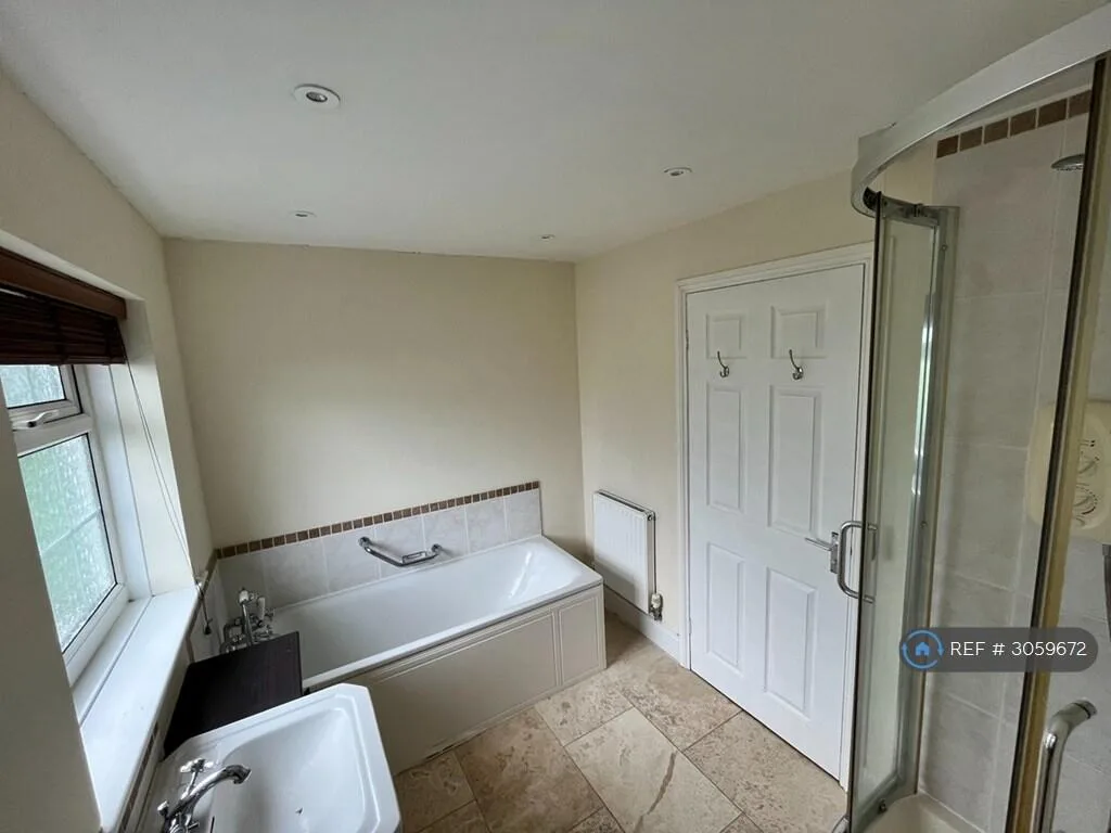 4 bedroom semi-detached house for rent