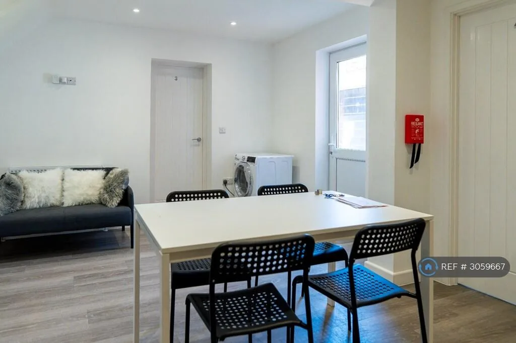 6 bedroom detached house for rent