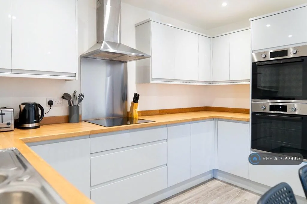 6 bedroom detached house for rent