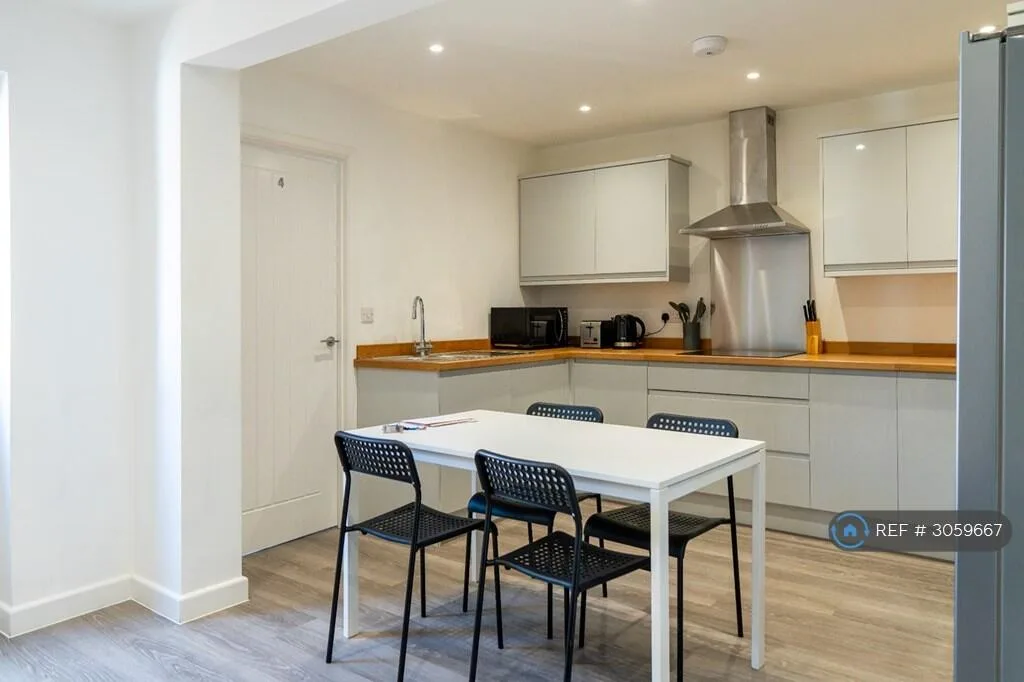 6 bedroom detached house for rent