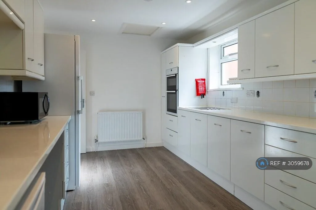 6 bedroom detached house for rent