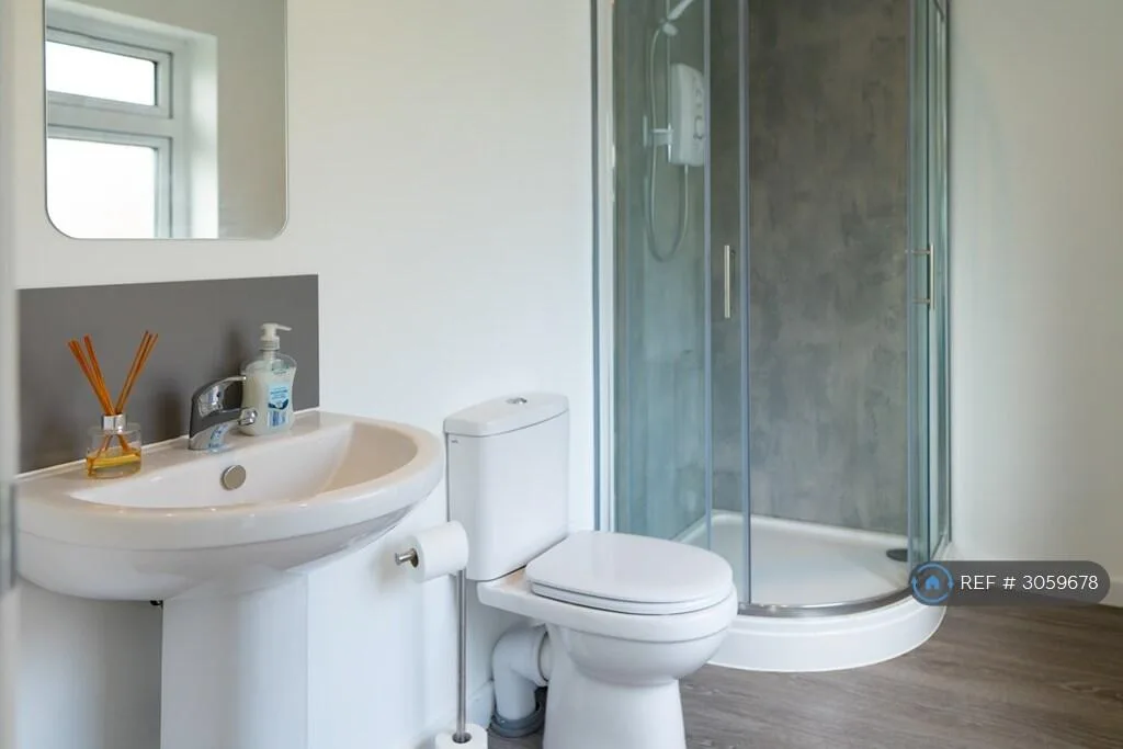 6 bedroom detached house for rent