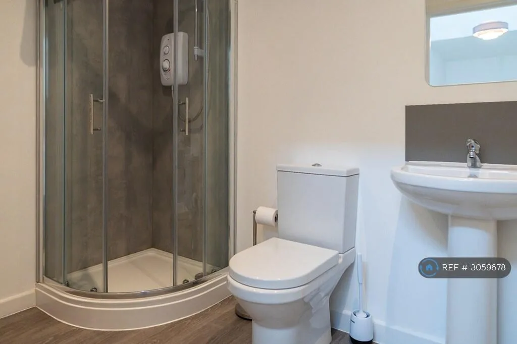 6 bedroom detached house for rent