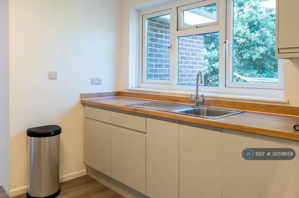 6 bedroom detached house for rent