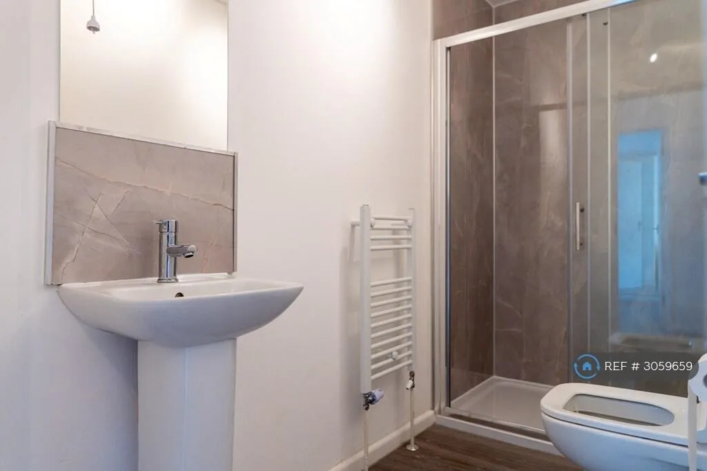 6 bedroom detached house for rent