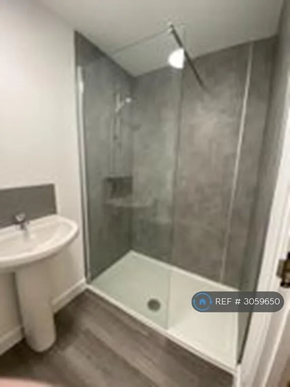 6 bedroom detached house for rent