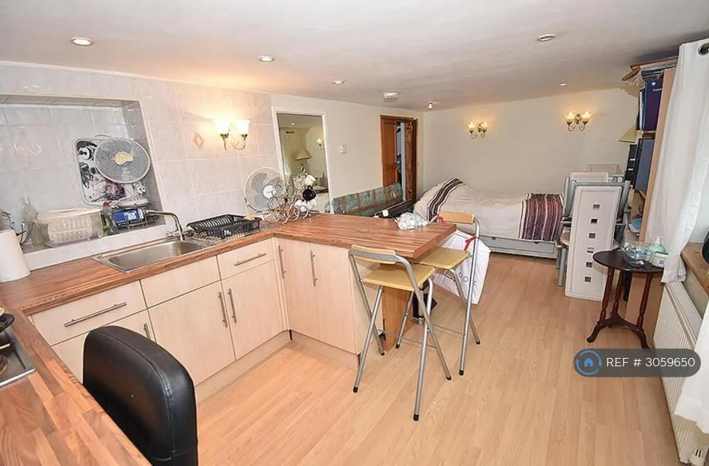 6 bedroom detached house for rent