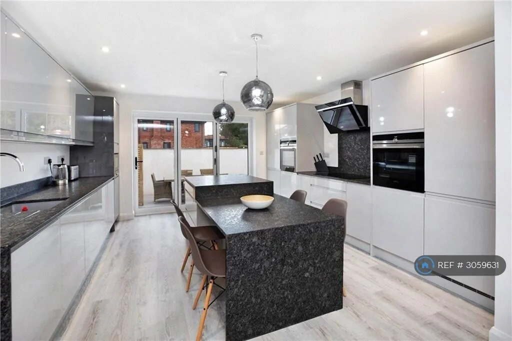 6 bedroom detached house for rent