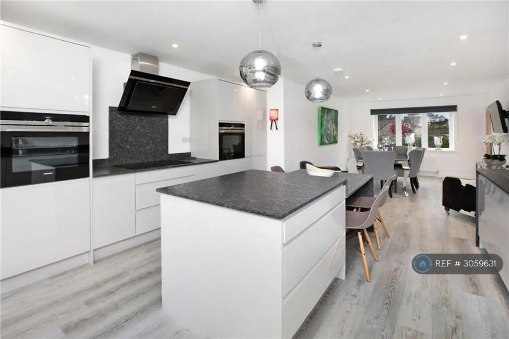 6 bedroom detached house for rent